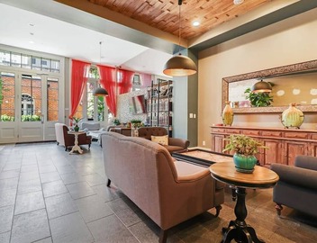Roami at Factors Row in Bourbon St. | 3BR 2
