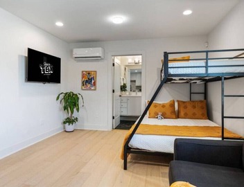 Modern Downtown Apt Fast Wi-Fi & Parking 5