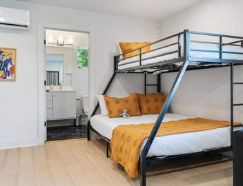 Modern Downtown Apt Fast Wi-Fi & Parking 3