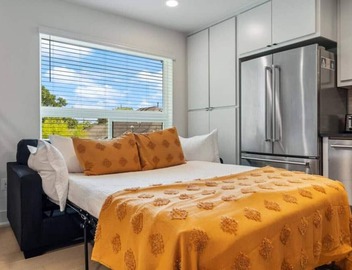 Modern Downtown Apt Fast Wi-Fi & Parking 2