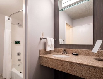 Indulge in Home-Like Comfort! Close to El Segundo Beach, Pets are Allowed 3
