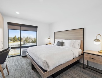 1-bedroom hotel suites in Scarborough with essentially stocked kitchens. 2