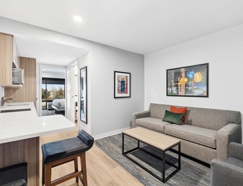 1-bedroom hotel suites in Scarborough with essentially stocked kitchens. 4