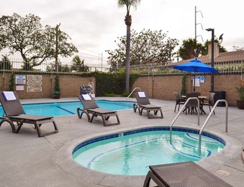 1 King Bed | Near LAX & SoFi Stadium | Gateway to LA Attractions 4