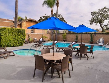 1 King Bed | Near LAX & SoFi Stadium | Gateway to LA Attractions 2