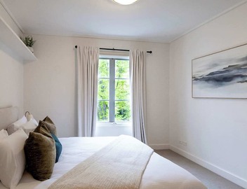 Elegant East Melbourne Escape | Pool+Gym+Parking 4