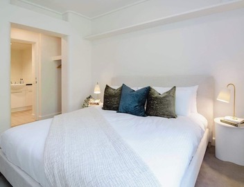 Elegant East Melbourne Escape | Pool+Gym+Parking 3