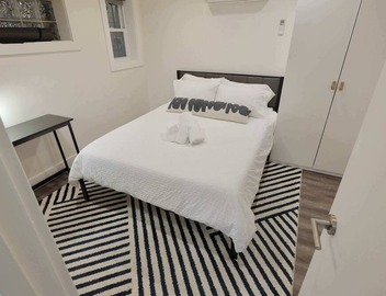 Over On Oak | Walk 2 Metro + PRIVATE PARKING 2