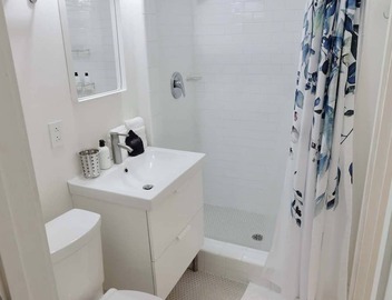 Over On Oak | Walk 2 Metro + PRIVATE PARKING 3