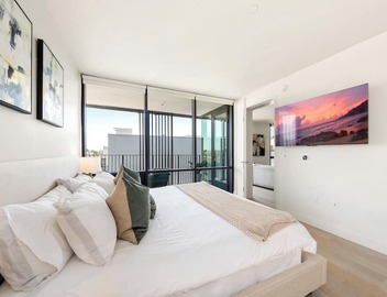The Sapphire Nest' Luxury Condo Walk to Beach & Pier Rooftop Pool, Gym Parking 5