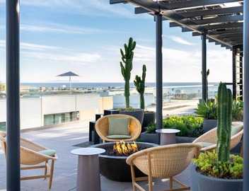 The Sapphire Nest' Luxury Condo Walk to Beach & Pier Rooftop Pool, Gym Parking 3