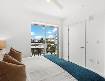 Golden Hour' Penthouse Retreat Beach Walk to Pier, Promenade 2 Balconies PoolGym 5