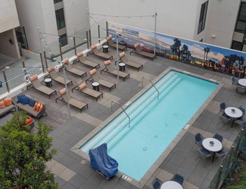 Golden Hour' Penthouse Retreat Beach Walk to Pier, Promenade 2 Balconies PoolGym 4