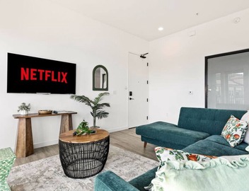 SkyLoft Oasis Stunning DTLA Views & Modern Comfort 3