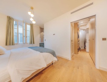 3-bedroom 2 bathroom apartment in Le Marais with AC 3