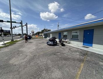 Queen Bed|Smoking|Tampa 4