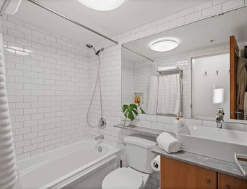 Sun-Drenched Downtown Loft - Views of Skyline 4