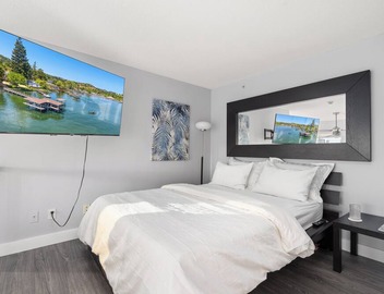 Sun-Drenched Downtown Loft - Views of Skyline 2