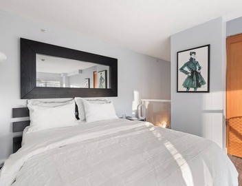 Sun-Drenched Downtown Loft - Views of Skyline 3