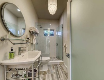 Elegant condo - walk to Portland's best restaurants & Old Port 4