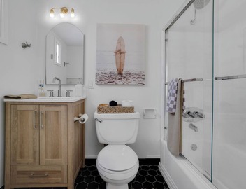 Beachside 1BR Escape-King Bed +Full Kitchen 2