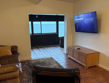 The Nest - cottage with panoramic views and private deck seating 4