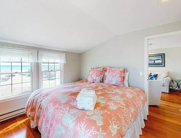 Oceanfront, 2nd-floor condo with stunning view - steps to Bank Street Beach 2