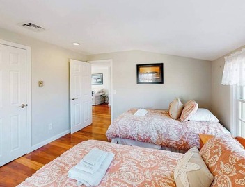 Oceanfront, 2nd-floor condo with stunning view - steps to Bank Street Beach 4