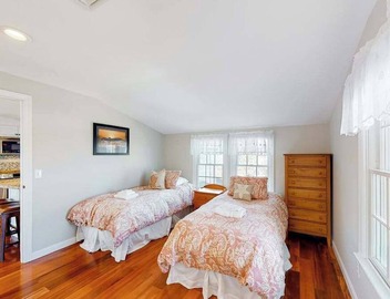 Oceanfront, 2nd-floor condo with stunning view - steps to Bank Street Beach 3