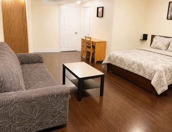 Affordable Spacious Private Suite| Ensuite Bath | Free Parking | Pearson Airport 3