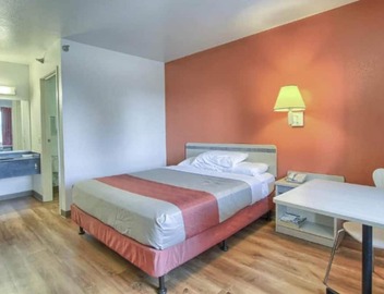 Queen Bed|Accessible|Nsmk 2