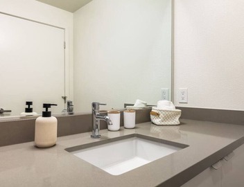 Stylish Haven with Scenic DTLA Views & Parking - Walking to Little Tokyo 4