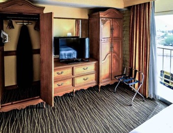 1 King Bed|Business,Nsmk, Kitchen 4