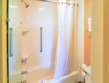 1 King Bed|Business,Nsmk, Kitchen 4