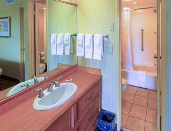 1 King Bed|Business,Nsmk, Kitchen 2