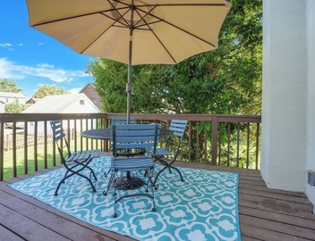 Huckleberry House - 2 Bedroom Apartment Fenced Backyard 3