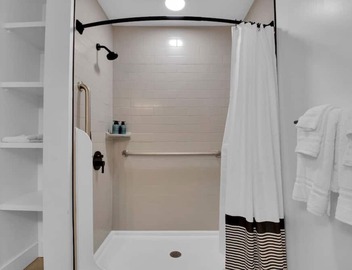 Warm, Cozy 2BD | Pool | Gym | Central! 5