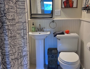 Charming Craftsman 2-bedroom bungalow, downtown but private 5