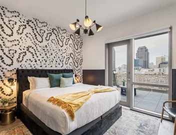 Corner Penthouse w/Private Balcony- Hotel 4