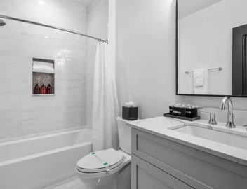 Luxury 2 Bedroom Downtown Suite 4