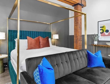 Prime Location King Bed+Gym+Rooftop Pool Hotel 2