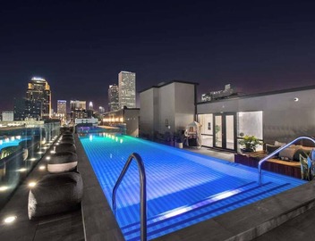 Prime Location King Bed+Gym+Rooftop Pool Hotel 5