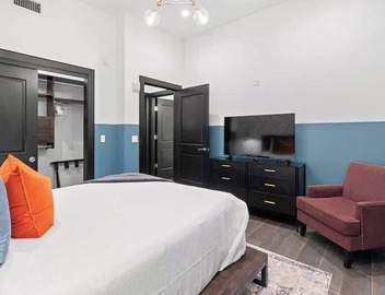 2BR/2BA Downtown Hotel Rooftop Pool 4