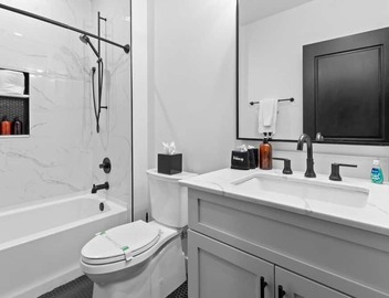 2BR/2BA Downtown Hotel Rooftop Pool 4