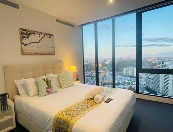 Southbank Hidden Gem - Deluxe 2BR w/Parking, Balcony, Pool, Gym, Walk to Crown 3
