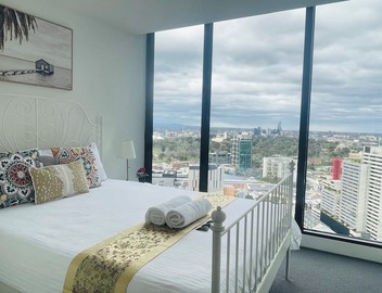 Southbank Hidden Gem - Deluxe 2BR w/Parking, Balcony, Pool, Gym, Walk to Crown 4