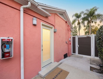 Remodeled 2BDR in Heart of Hollywood w/Courtyard | Art Deco by AvantStay 4