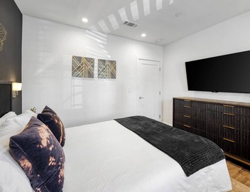 Remodeled 2BDR in Heart of Hollywood w/Courtyard | Art Deco by AvantStay 5