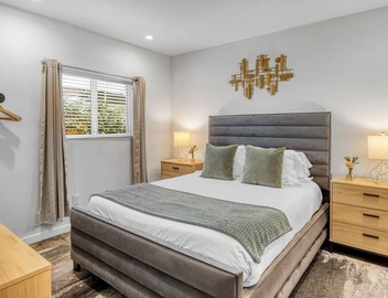 Remodeled 2BDR in Heart of Hollywood w/Courtyard | Art Deco by AvantStay 4