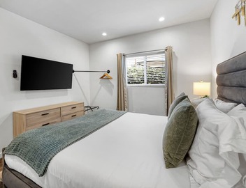 Remodeled 2BDR in Heart of Hollywood w/Courtyard | Art Deco by AvantStay 2
